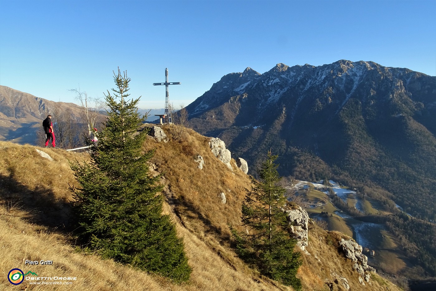 46 Croce del Monte Castello con vista in Alben.JPG